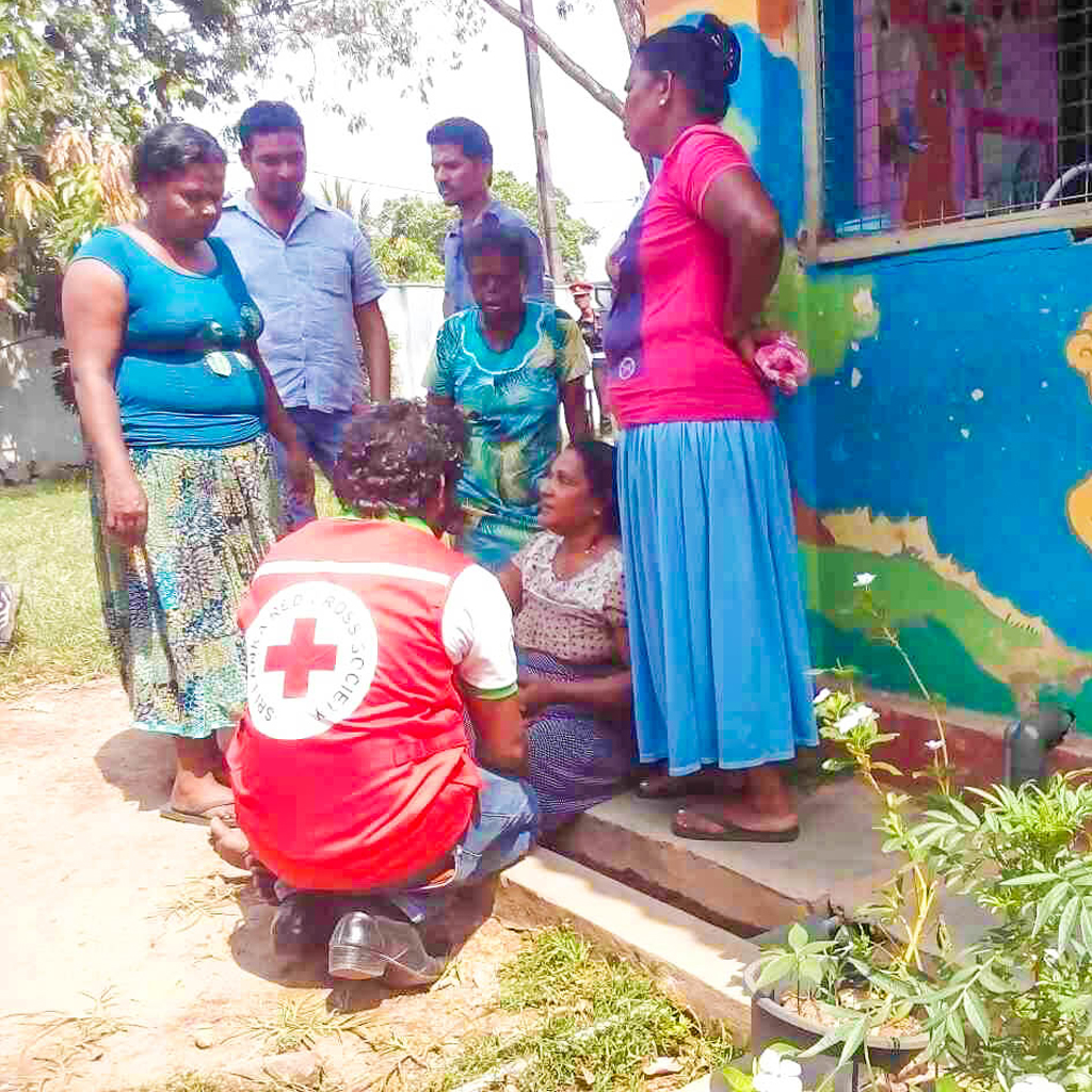 Providing first aid to people affected in Meethotamulla