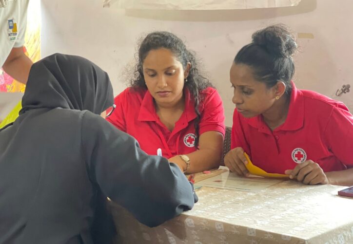 The Sri Lanka Red Cross Society Provides Cash Assistance to Flood-Affected Migrants
